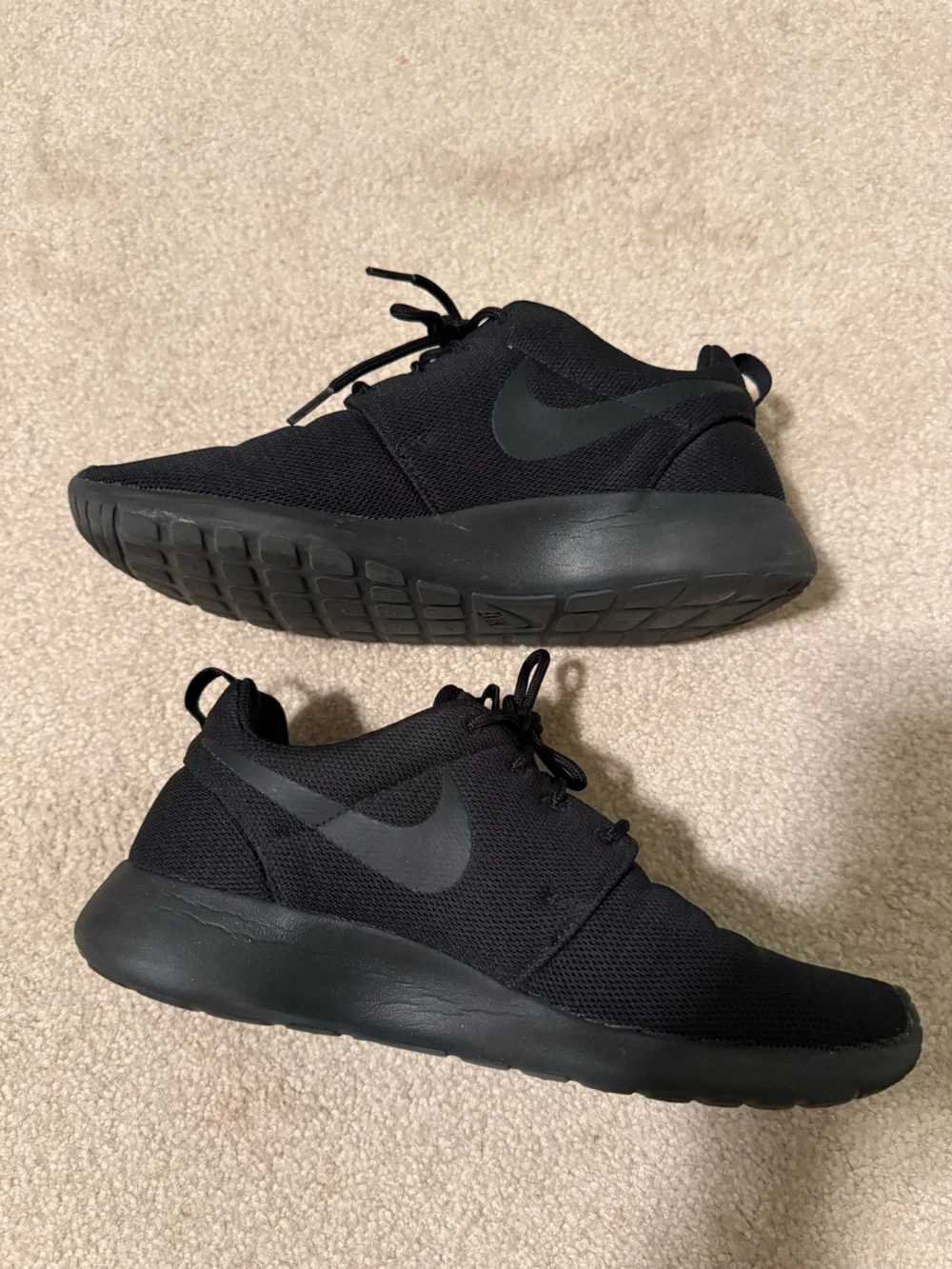 Nike Women’s Black Roshe EUC Size 9.5